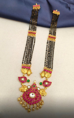 Traditional Black Beads Pendant Necklace V564